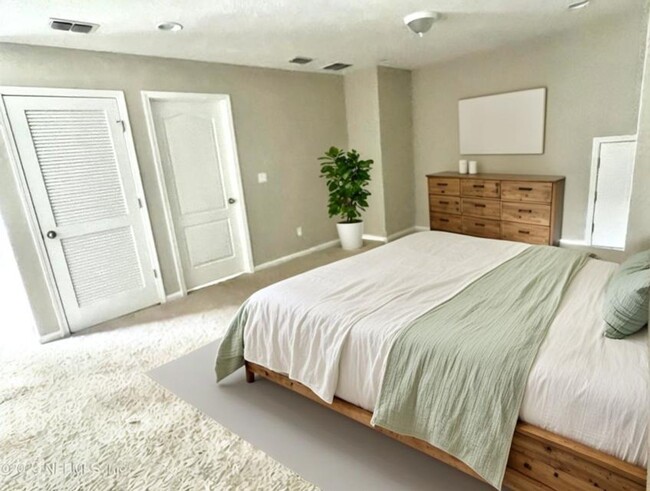 Building Photo - Large 4 bedroom home