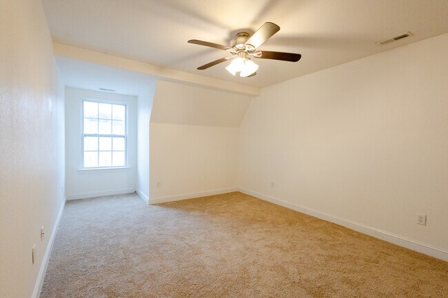 Building Photo - 956 Iron Bridge Dr