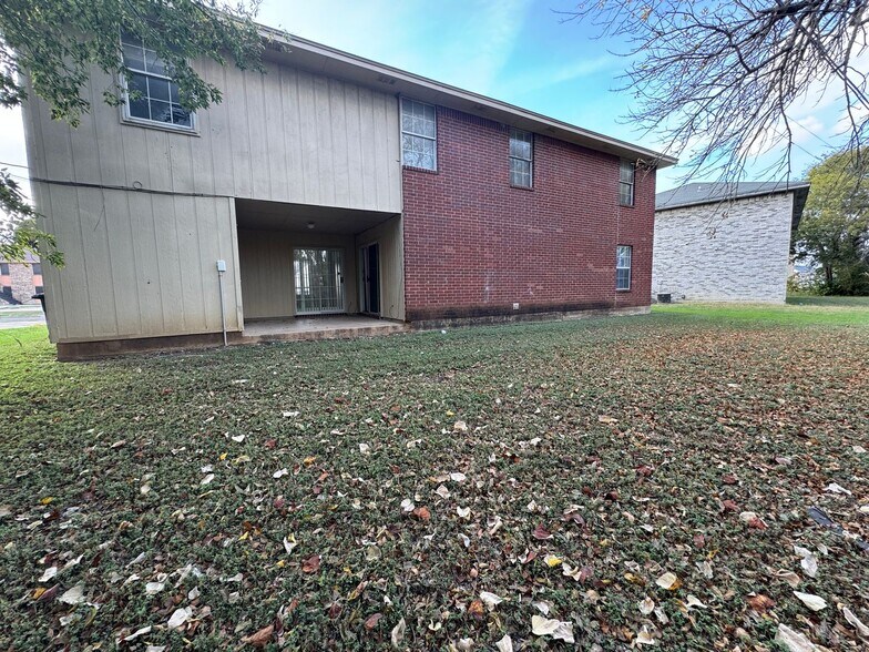 Building Photo - 1706 Benttree Dr