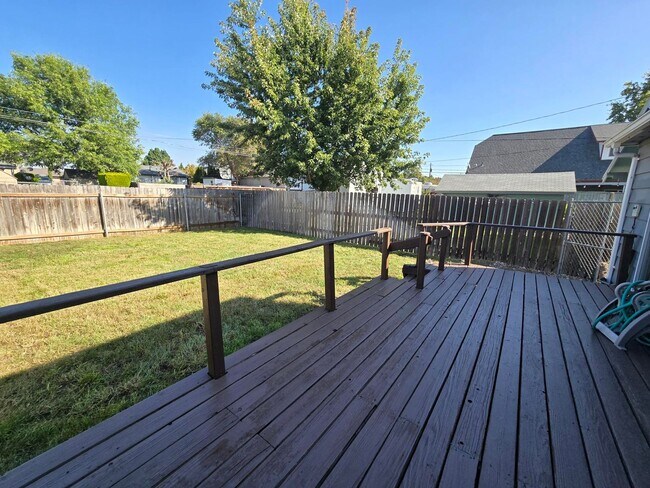 Building Photo - 911 W Leola St