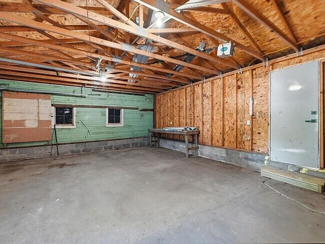 Building Photo - 504 Harris St