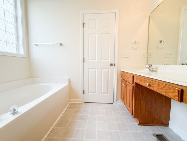 Building Photo - Classic 3 Bedroom Home In Knightdale!