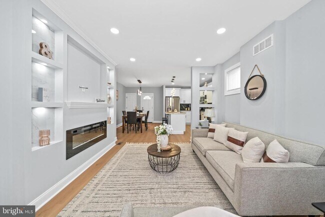 Building Photo - 504 W 26th St