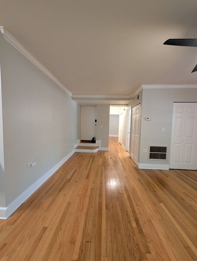 Building Photo - Rehabbed and Spacious Lakeview One Bedroom...