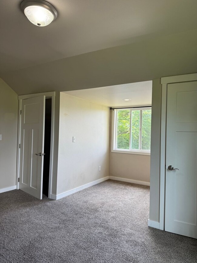 Building Photo - 3 Bedroom Home For Rent