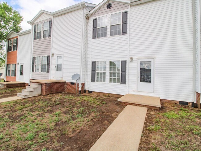 Building Photo - Charming 3BR/2.5BA Townhome Available Now