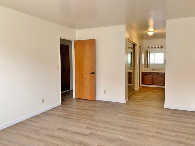 Building Photo - Quiet 2 Bedroom 2 Bathroom Townhouse in Ridgemark!!