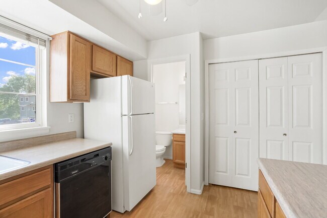 Building Photo - Bright End-Unit Townhome with 3 Beds, 2.5 ...
