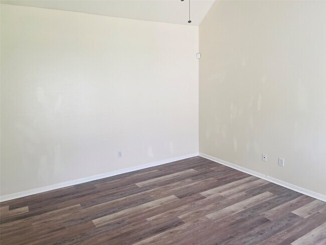 Building Photo - 4722 Silverlake Dr