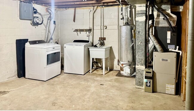 Building Photo - 4740 Vancouver Rd