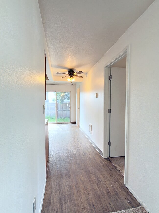 Building Photo - 905 NE 94th Ave