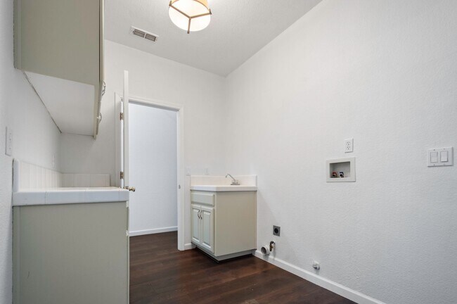 Building Photo - 991 Zephyr Ct