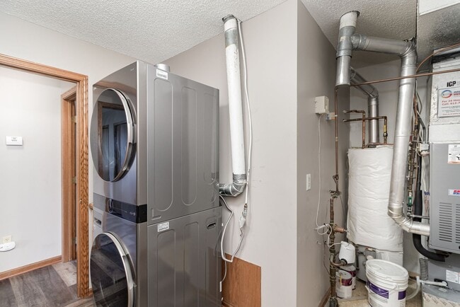 Building Photo - 2 Bed | 1 Bath Updated One Level Home
