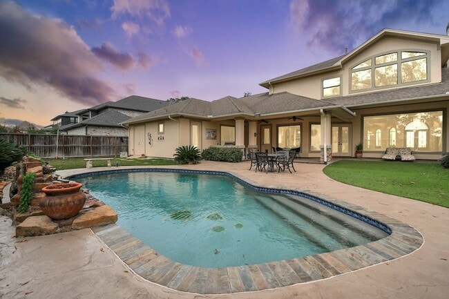 Building Photo - 1611 Lynnview Dr