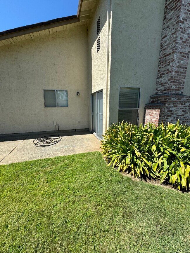 Building Photo - 1042 Awani Dr