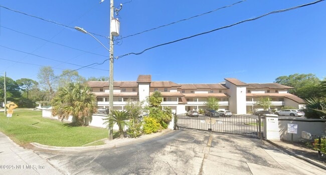 Building Photo - 1307 River Hills Cir E