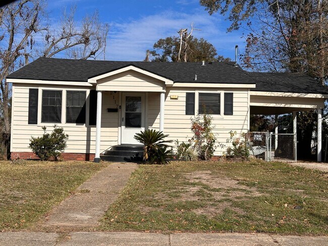 Building Photo - Spacious 3/2 available now!