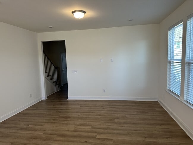 Building Photo - 1027 S Point Rd