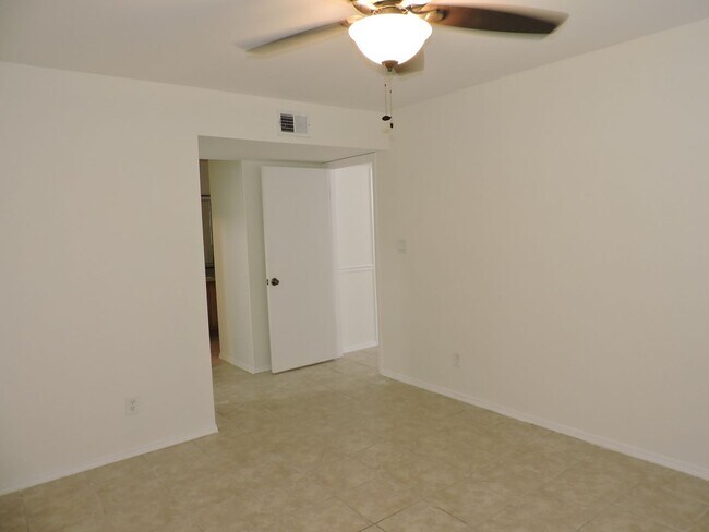 Building Photo - Easy access to interstate, shopping & down...