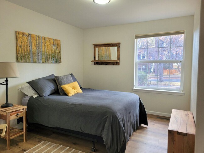 Building Photo - Charming Home, Bend`s West-side, Detached Garage and Bonus Space. Great Location.  Flexible Lease...