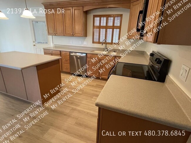 Building Photo - 2139 S La Rosa Dr