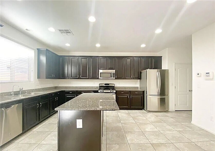 Building Photo - 7629 Jasmine Falls Dr