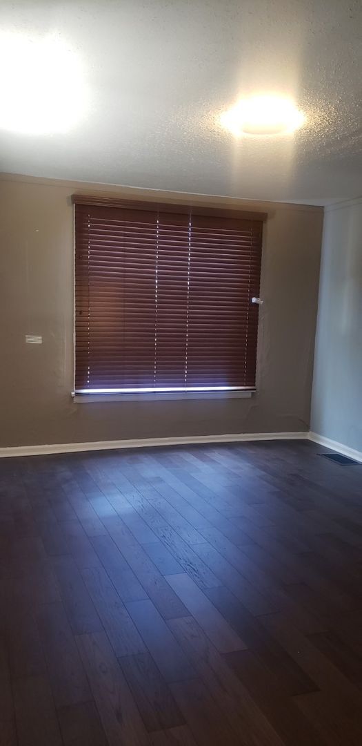 Building Photo - 4-plex One Bedroom unit available May 7th-Browns Addition Neighborhood