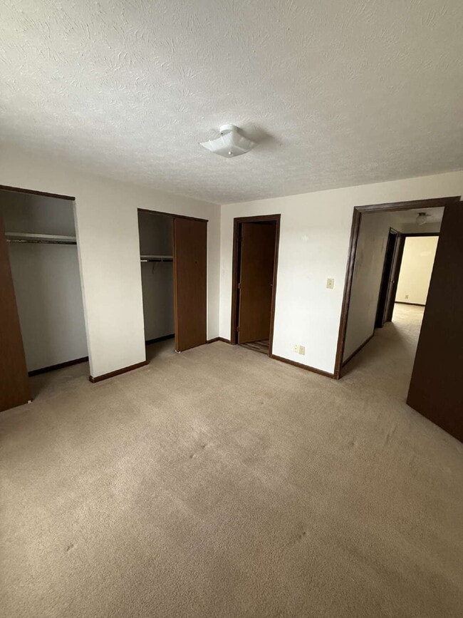 Building Photo - "Charming 2-Bed, 2-Bath Condo Retreat in Sidney's Viking Court!"