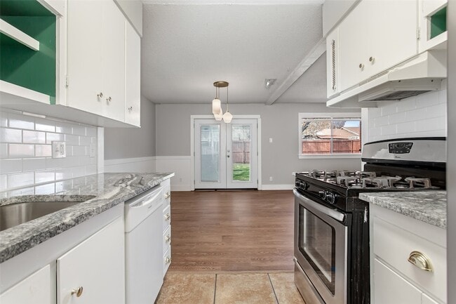 Building Photo - 2121 Travis Dr