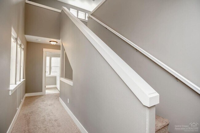 Building Photo - Townhome 4 blocks from the Old Mill