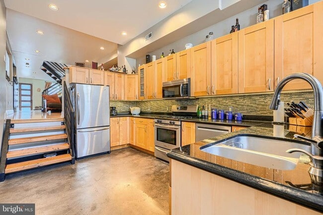 Building Photo - 542 E Clement St