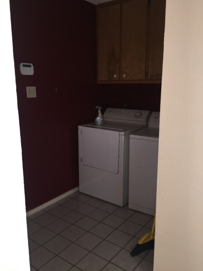 Building Photo - 6101 9th Dr