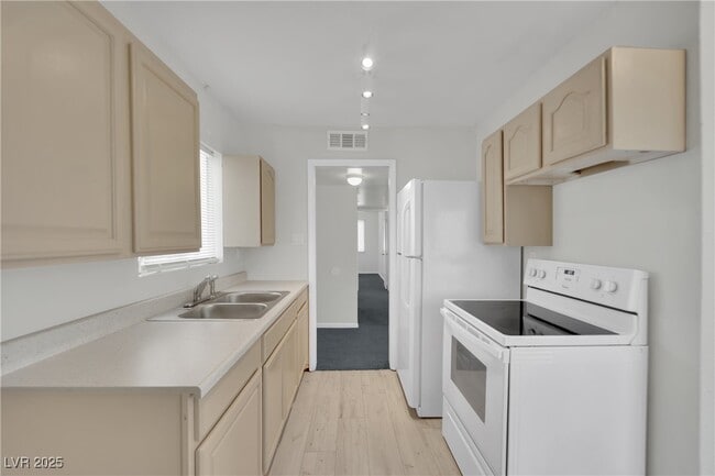 Building Photo - 2016 Linden Ave