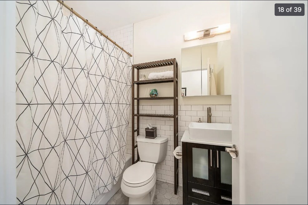 Building Photo - 209 Hutton St