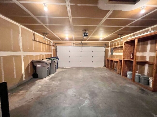 Building Photo - 2800 Fayette~Close to Park, Split Bedroom ...