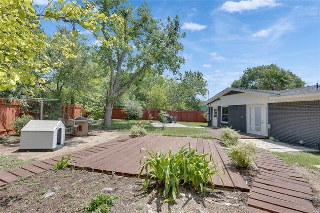 Building Photo - 2102 Bristol Dr