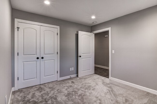 Building Photo - Like New 3 Bedroom Town Home