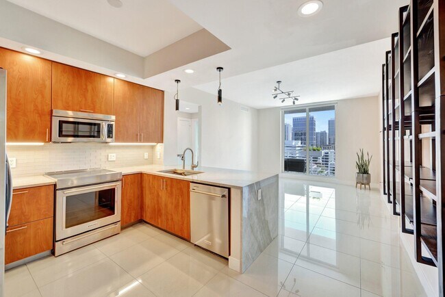 Building Photo - 315 NE 3rd Ave