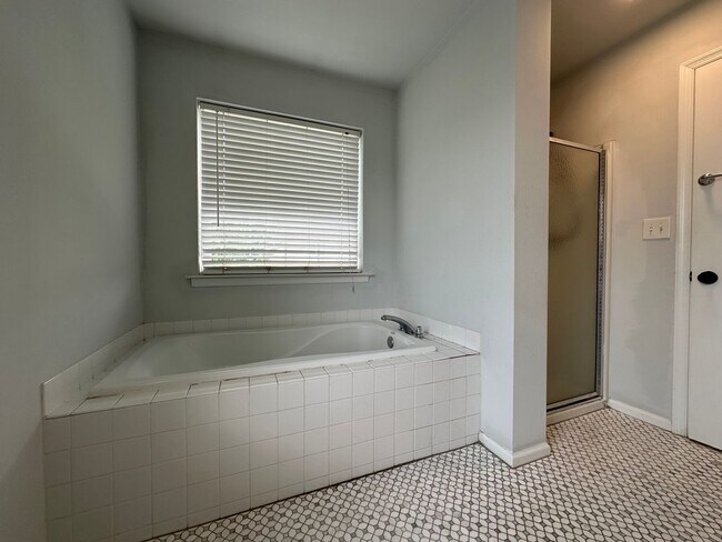 Building Photo - 3685 Clauss Dr