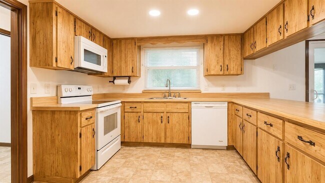 Building Photo - 35025 Raintree Dr