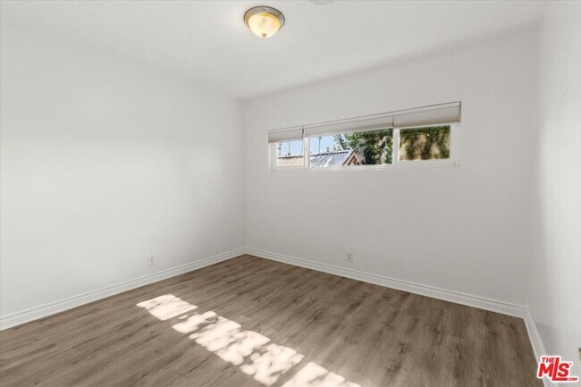 Building Photo - 262 MacDonald St