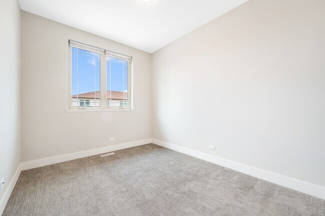 Building Photo - 39 Forest Ave