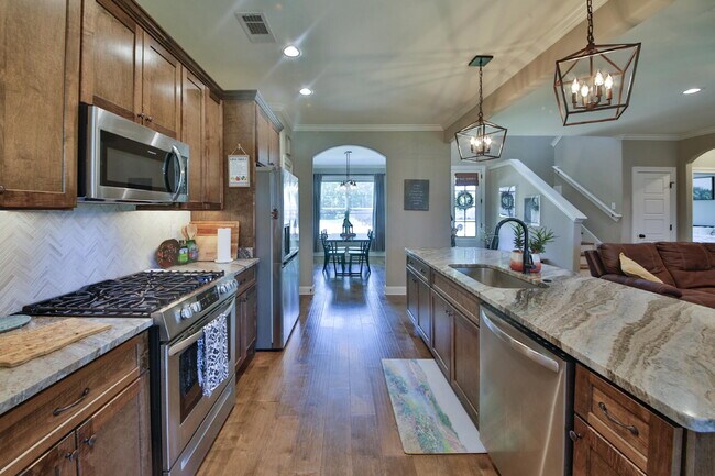 Building Photo - Luxurious 5 bedroom home in Atoka has it all!
