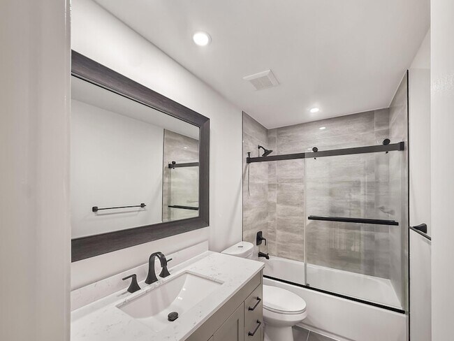 Building Photo - 2700 S Oakland Forest Dr