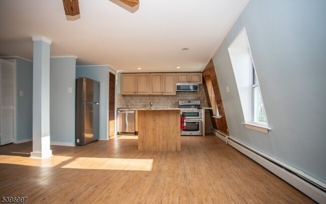 Building Photo - 848 River Rd