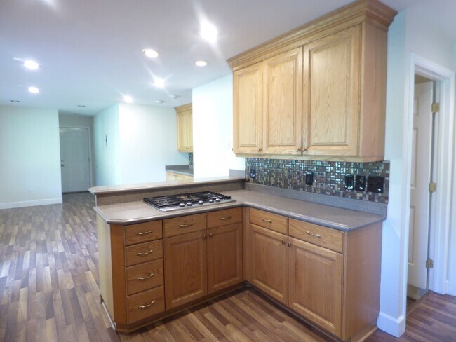 Building Photo - 5 Bd 3 Ba Home in Sandy