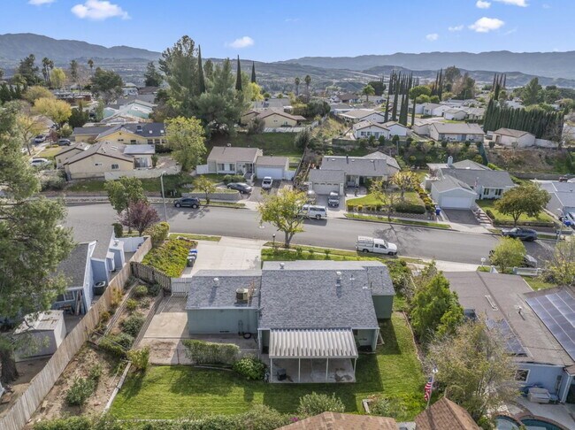 Building Photo - "Charming 2-Bed, 2-Bath Gem with RV Access in Santa Clarita!"