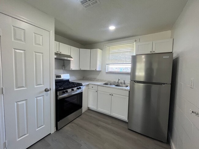 Building Photo - Newly Renovated 2 Bedroom Brick Apartment near Downtown Live Oak - Move in Specials!