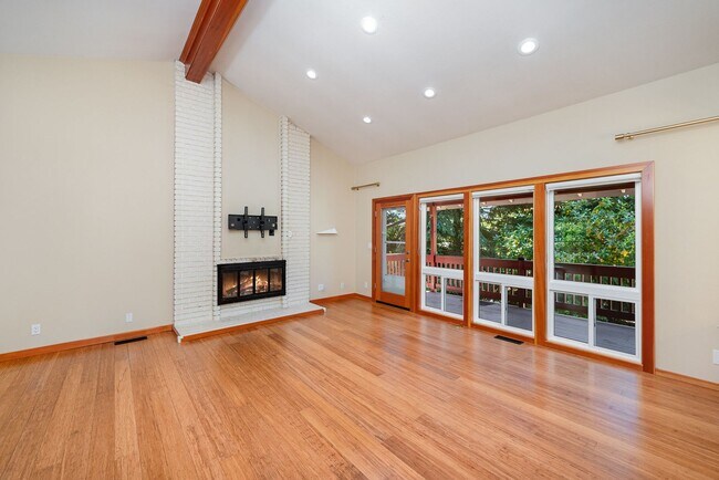 Building Photo - 5 Bed 3 Bath home In Bellevue Available Now