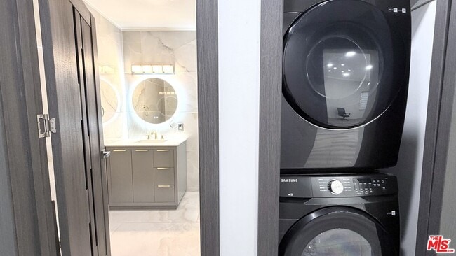 Building Photo - 11836 Rialto St